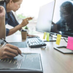 el hombre escribe código